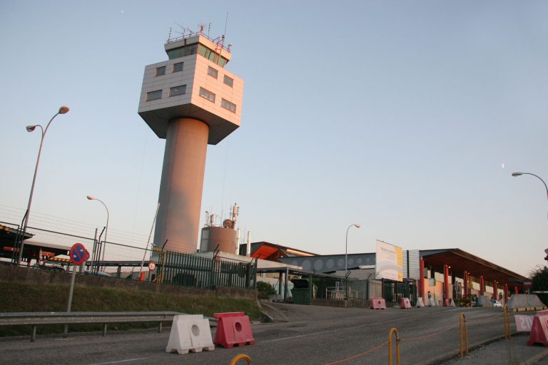 Los aeropuertos de Santiago y A Coruña crecen en pasajeros en octubre, pero el de Vigo registra una bajada del 17%