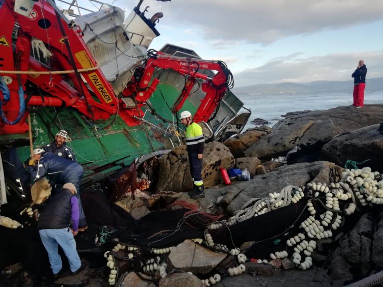 Pesca.- Hallan cajas del pescado del pesquero varado en Porto do Son (A Coruña) en una playa próxima