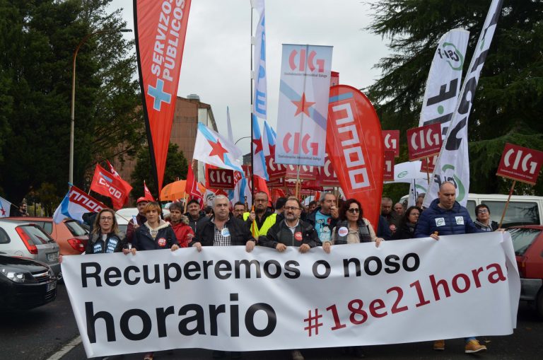 Los sindicatos rodean San Caetano en una marcha para exigir la recuperación del horario lectivo de los docentes