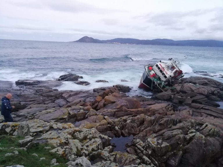 Pesca.- Salvamento monitoriza la situación del pesquero varado en Porto do Son pero sin desplegar medios por el temporal