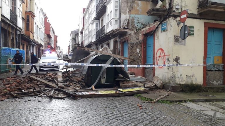 Un edificio en estado ruinoso se derrumba por el temporal en el barrio ferrolano de Esteiro