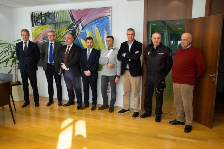 Rueda recibe a los organizadores del Congreso de Criminalística y a uno de los policías heridos en Barcelona