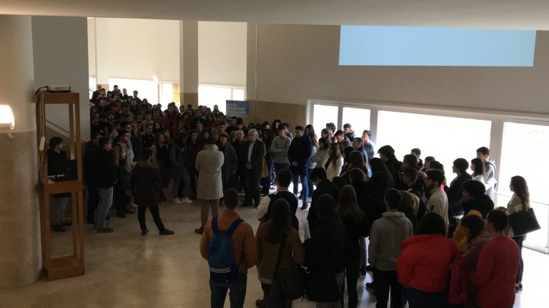 Futuros periodistas homenajean a Pablo López Orosa con un minuto de silencio en la Facultad de Comunicación de la USC