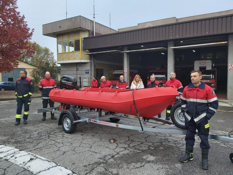 Rescatan con chalecos salvavidas a cuatro personas sorprendidas por la subida del caudal del río Avia en Leiro (Ourense)