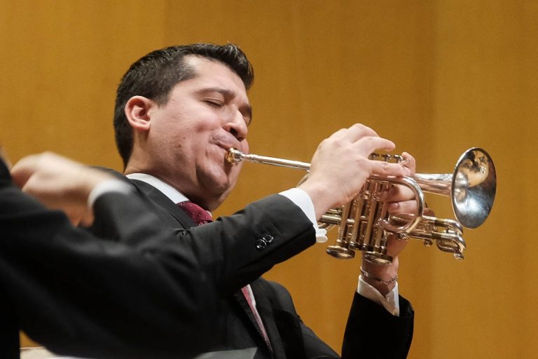 El trompetista venezolano Pacho Flores tocará este jueves con la Real Filharmonía de Galicia