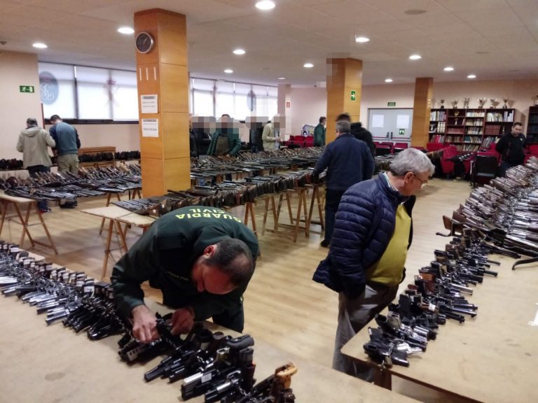 La Guardia Civil exhibe en A Coruña las armas que sacará a subasta el próximo lunes