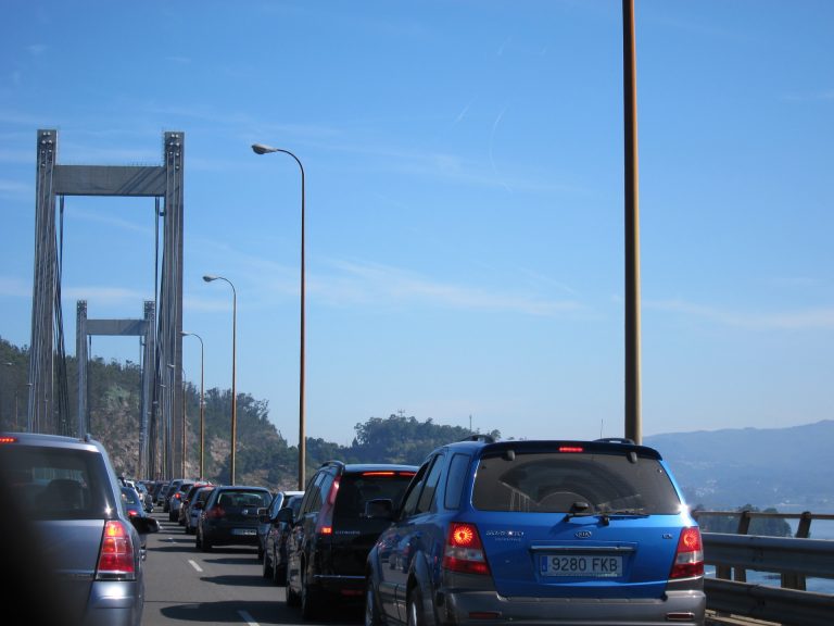 Un accidente entre tres coches en el túnel de A Madroa provoca kilómetros de retención en la AP-9 dirección Vigo