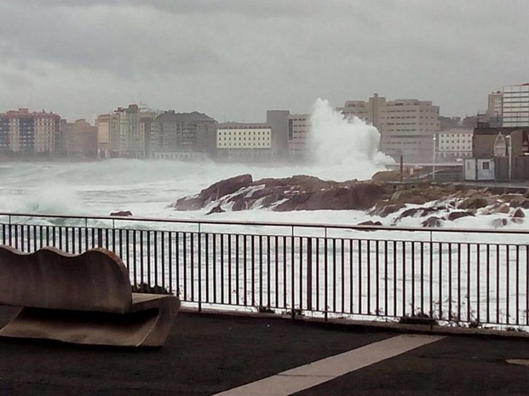 La Xunta activa la alerta naranja por temporal costero en las provincias de A Coruña y Pontevedra