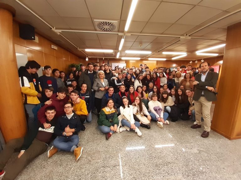 Estudiantes abordan la desigualdad en el ámbito científico y tecnológico en una jornada en la Delegación del Gobierno