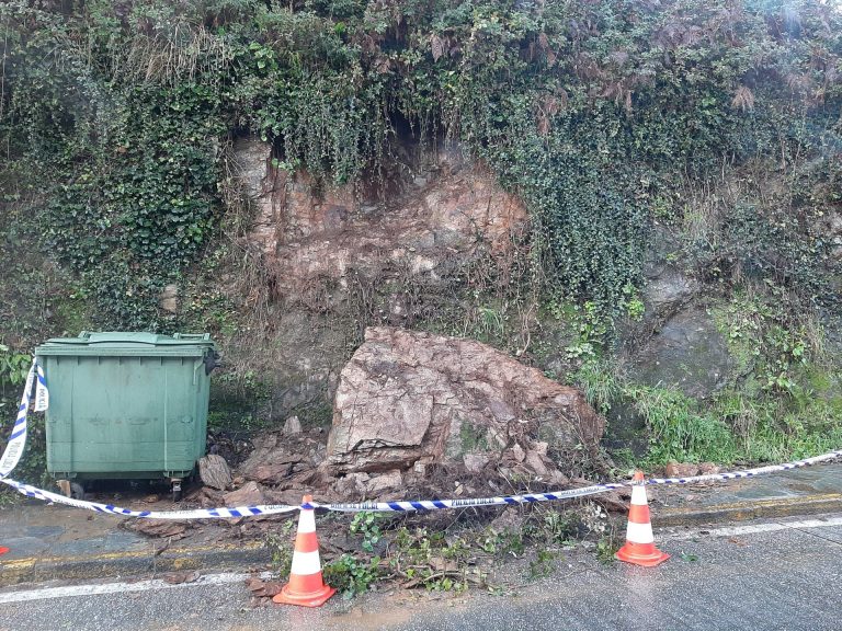 Operarios municipales retiran una roca de grandes dimensiones tras desprenderse sobre una acera en Santiago