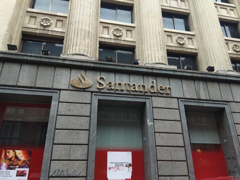 Un juzgado de A Coruña condena al Santander a devolver el dinero invertido por un matrimonio en acciones del Popular