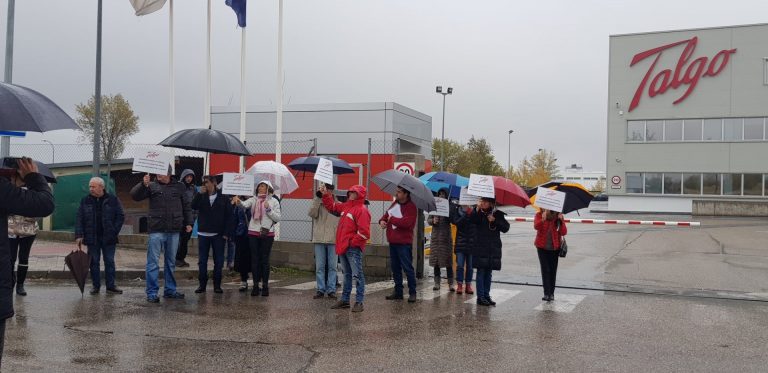 Angrois.-Víctimas piden «colaboración» a las puertas de Talgo «para esclarecer la verdad» tras la denuncia de un técnico