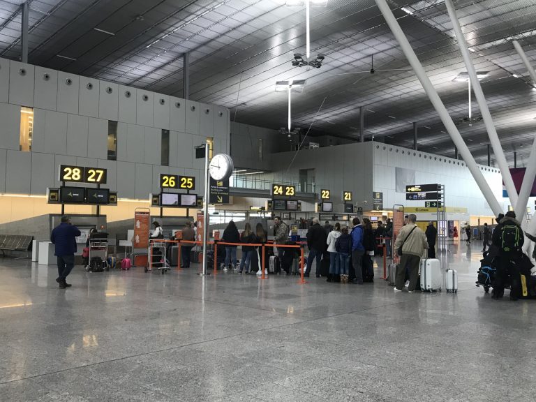 TURISMO.- El Aeropuerto de Santiago pone en servicio un ‘aparcamiento exprés’ para subida y bajada gratuita de pasajeros