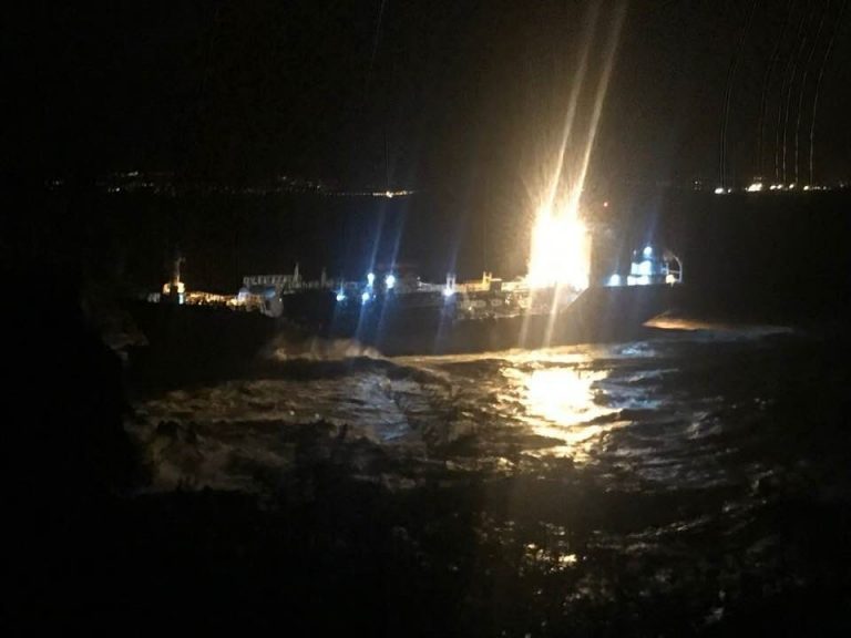 El ‘Blue Star’ aguarda en la costa de Ares (A Coruña) el inicio del vaciado de sus tanques de fuel y gasóleo