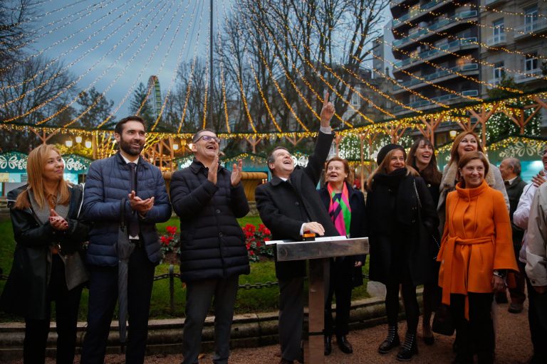 TURISMO.- Vigo «enciende» su mercadillo navideño en la Alameda y pone en marcha «la mejor noria del mundo»