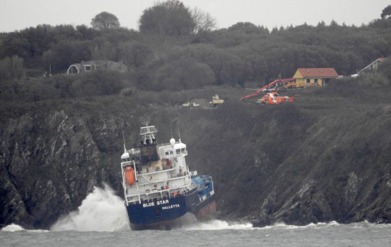 Sustitución.- El ‘Blue Star’ sufre un pequeño desplazamiento y aumenta su escora por la fuerza de las olas en su casco