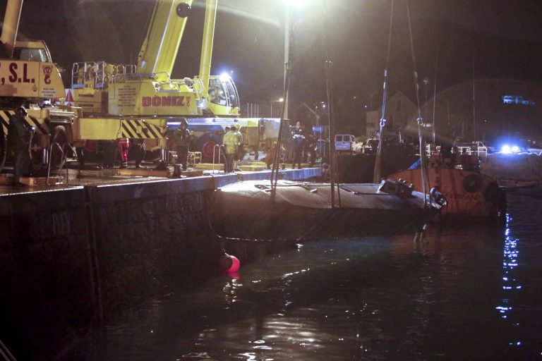 El ‘narcosubmarino’ localizado en Aldán queda depositado en el área portuaria de Bouzas, en la Zona Franca de Vigo