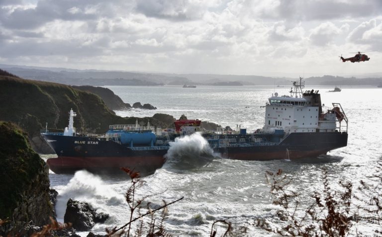 Avanzan los trabajos «en plazo» para comenzar a bombear el combustible del ‘Blue Star’ a tierra