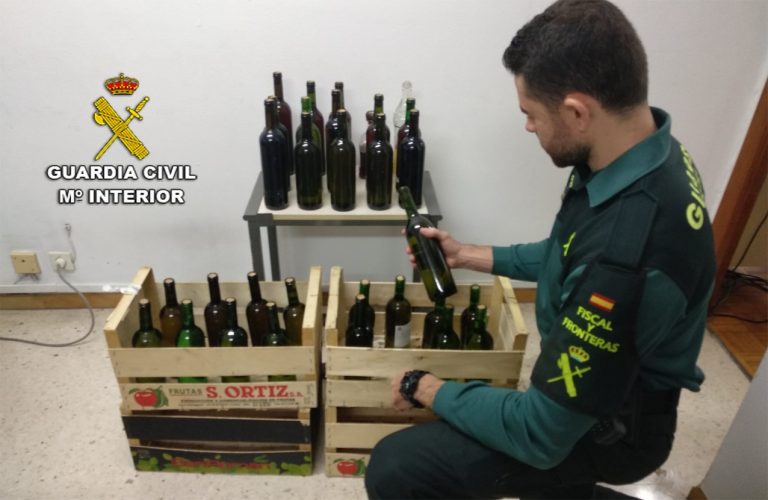 Incautados 60 litros de vino y licores que se comercializaban de un modo fraudulento en un bar de Gondomar (Pontevedra)