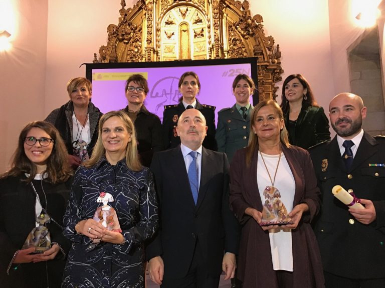 El Gobierno premia a entidades gallegas por su lucha contra la violencia machista y pide «no dudar ante negacionistas»