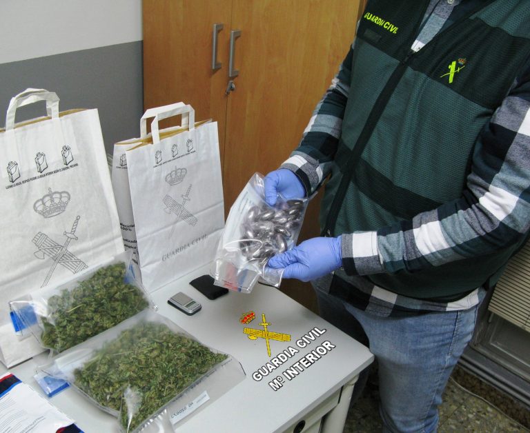 Detenido por vender drogas en su piso de A Estrada, donde se intervino más de medio kilo de marihuana y hachís