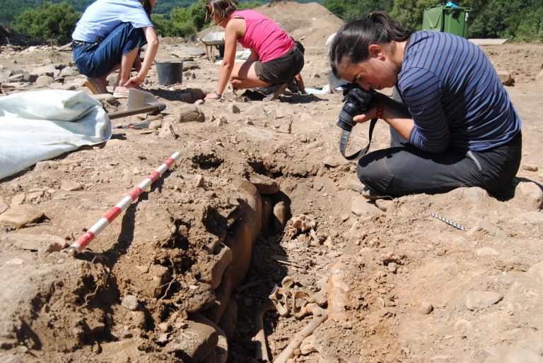 La prueba del Carbono 14 sitúa en el siglo X los restos humanos encontrados en mayo en la Ribeira Sacra