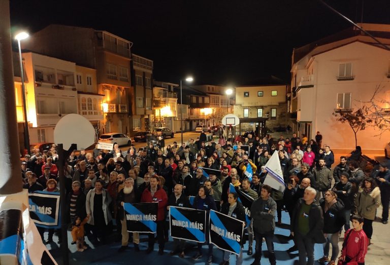 Unas 200 personas entonan el «Nunca Máis» en Ares (A Coruña) para exigir «información transparente» sobre el Blue Star