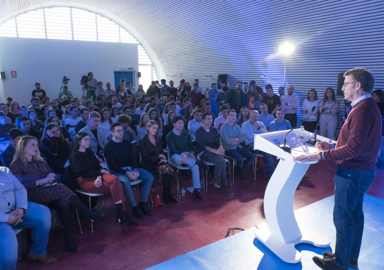 Feijóo dice que «tendría que pedir la baja» del PP si el partido «depende de los extremos y de los independentistas»