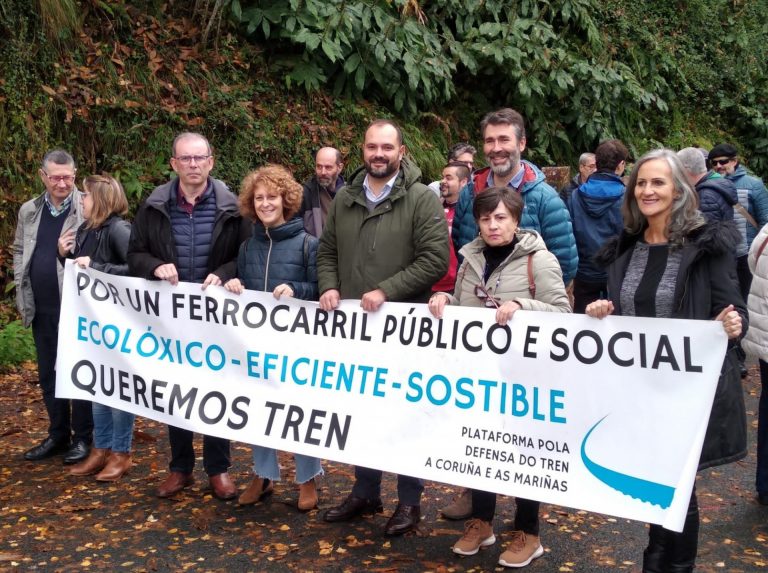 Alcaldes y vecinos viajan hasta Pontedeume en tren para pedir «la modernización» del servicio en el norte gallego