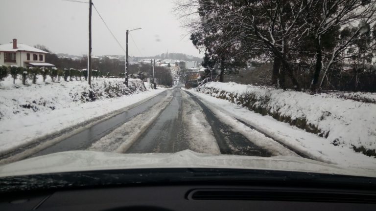 Cortada por la nieve la carretera OU-122, en Carballeda de Valdeorras