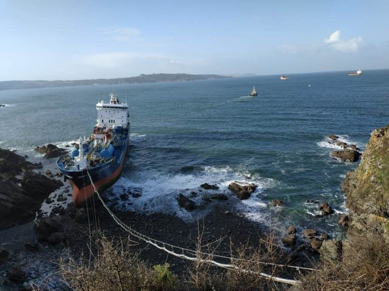 La mayor parte del fuel y gasóleo del ‘Blue Star’ ya han sido extraídos del buque accidentado