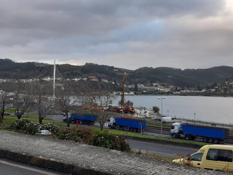 Los transportistas del carbón se retiran de la glorieta de acceso al puerto interior de Ferrol