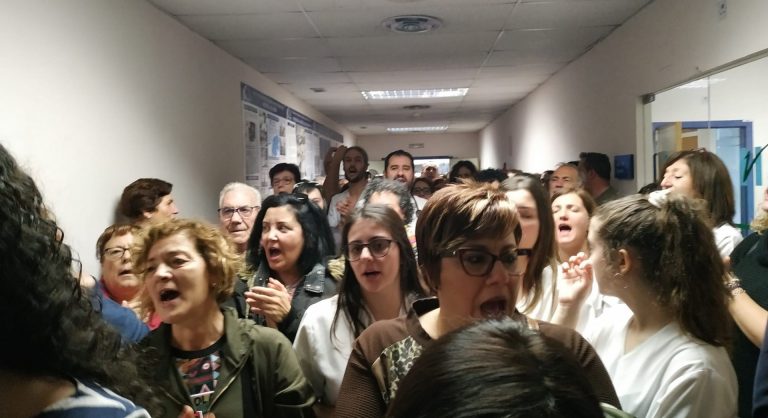 Trabajadores y vecinos de Verín (Ourense) se encierran en el Hospital comarcal contra el cierre del paritorio