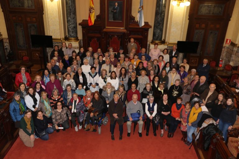 El Ayuntamiento de A Coruña rinde un homenaje a los más de 120 voluntarios de los centros cívicos