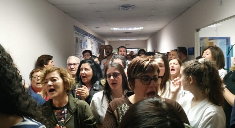 Acuerdan continuar de forma indefinida el encierro en el Hospital de Verín en protesta por el cierre del paritorio