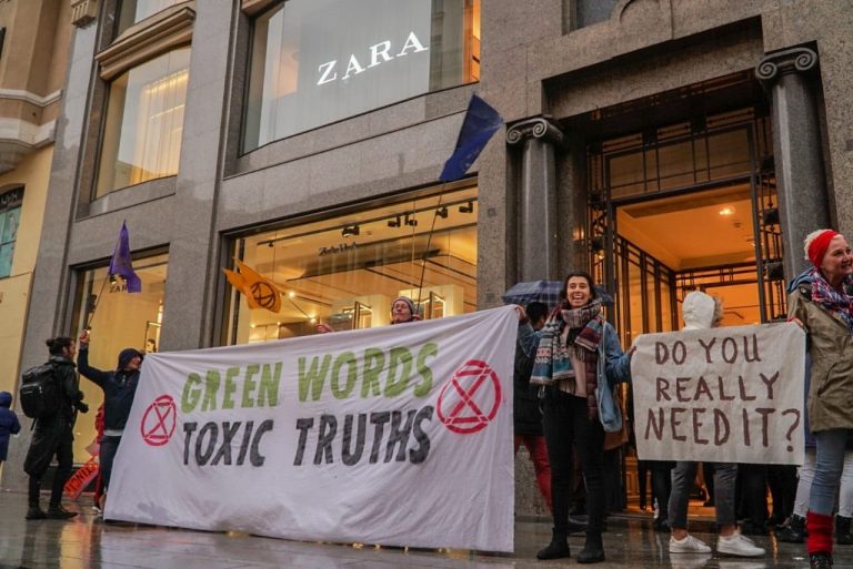 Una treintena de activistas ocupa la tienda de Zara en la Gran Vía de Madrid