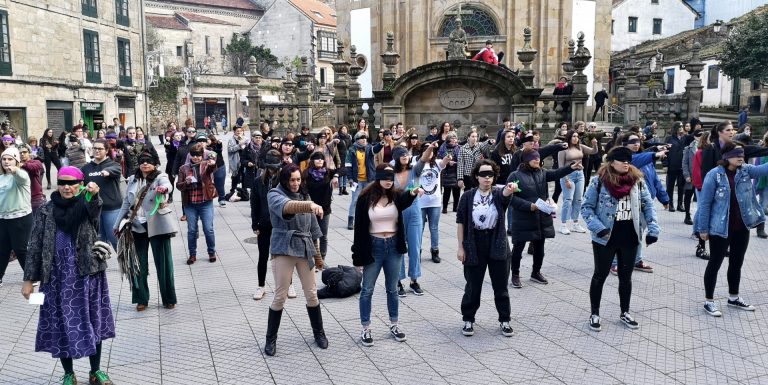 Colectivos feministas de Pontevedra se suman a la performance ‘Un violador en tu camino’ impulsada desde Chile