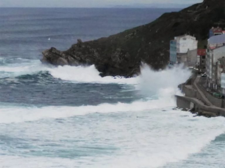 Las olas superan los 8 metros en Estaca da Bares en una jornada con aviso naranja en el litoral de A Coruña y Lugo