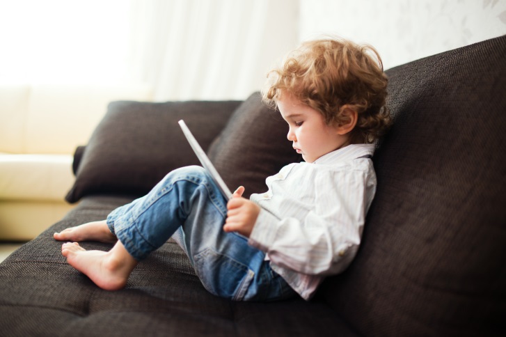 Alerta por el uso incontrolado de móviles o tabletas; «aumenta el riesgo de miopía en niños»
