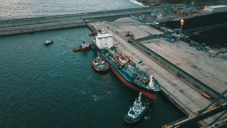 El buque ‘Blue Star’, traslado desde el puerto exterior del Ferrol al interior para seguir la evaluación de daños