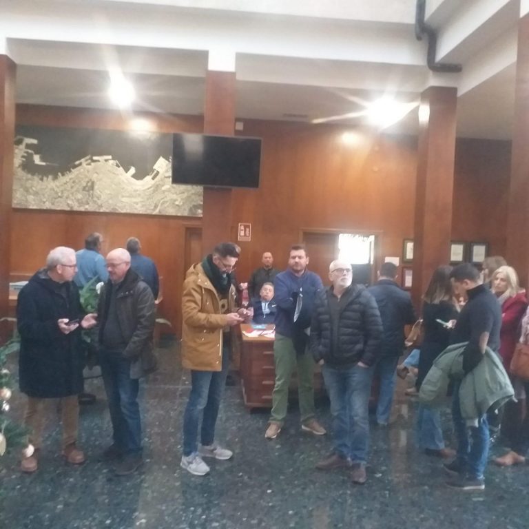 Trabajadores de Vulcano se encierran en el Puerto de Vigo para exigir una reunión con López Veiga