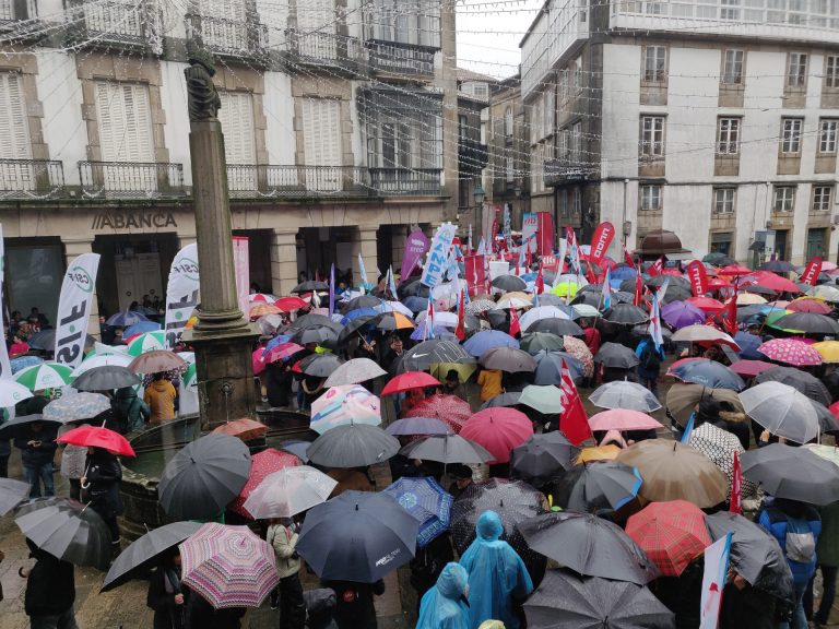 AV.- Varios cientos de personas se manifiestan en Santiago a grito de «Feijóo escoita o ensino está en loita»