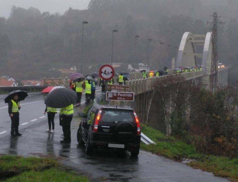 Unas 150 personas participaron en la tercera etapa de la marcha a pie por una transición justa entre Miño y Oleiros