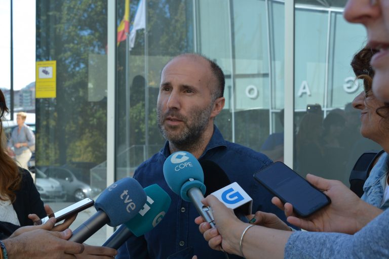 La Diputación de Ourense precisa que aún no se adjudicó el contrato de las toallas y que son para abonados del Paco Paz