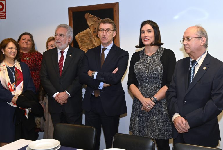 Feijóo y Santalices, socios de honor de la Casa de Galicia de Cantabria