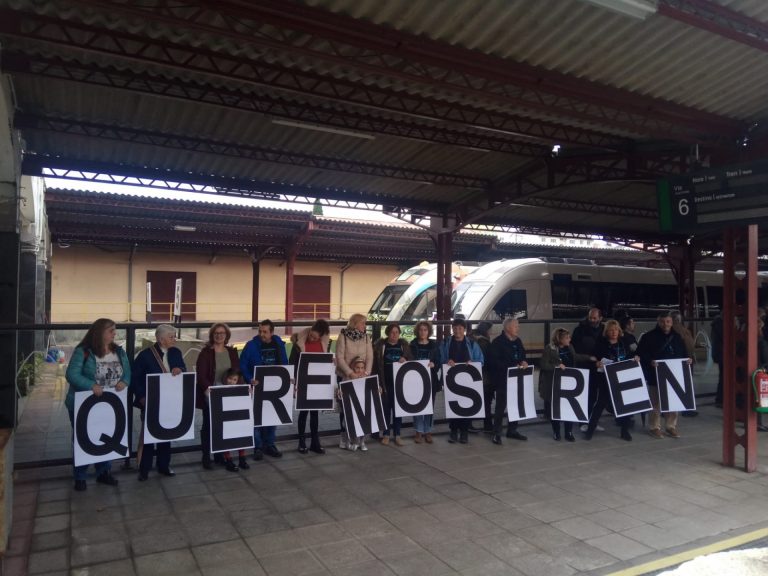 Viaje reivindicativo en el tren A Coruña-As Mariñas para reclamar un servicio «eficiente y eficaz»