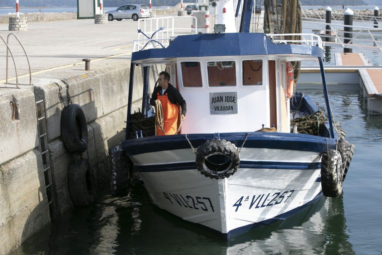 En cuarentena en el puerto de Burela los 17 marineros de un barco de merluza tras un positivo en covid-19