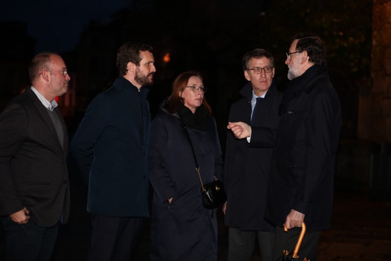 Casado y Feijóo arropan en Pontevedra a Mariano Rajoy en el funeral por su hermana Mercedes