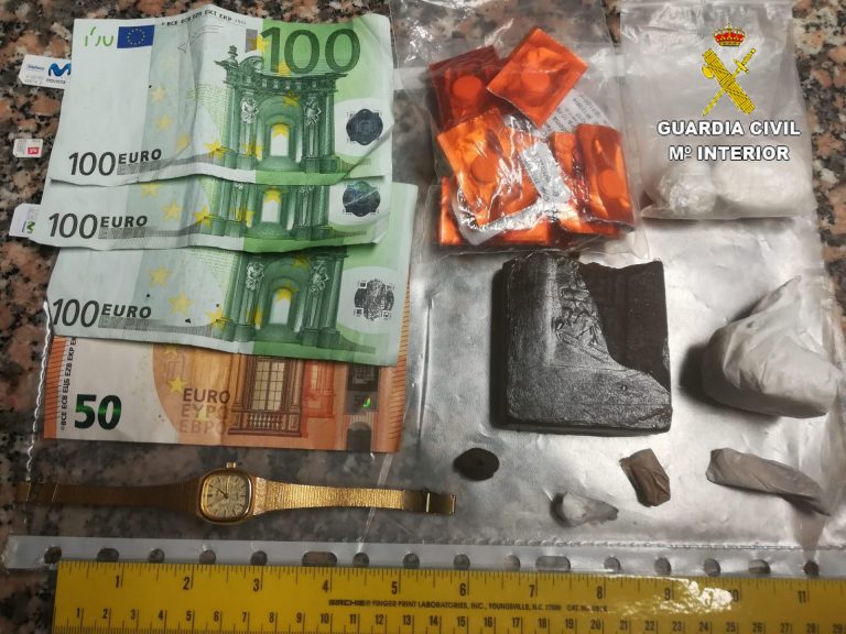 Detenido en O Porriño (Pontevedra) por portar más de 50 dosis de drogas en su coche y conducir bajo sus efectos