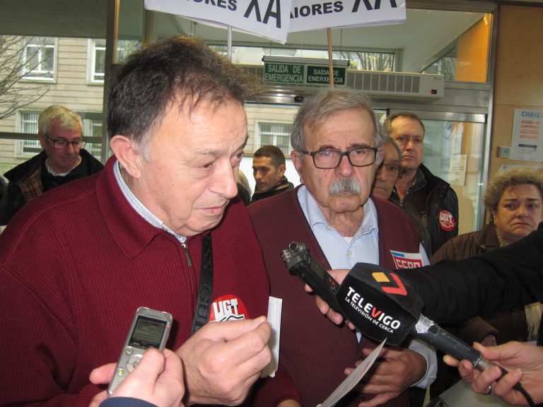 Pensionistas de UGT y CC.OO. se encierran en el edificio de la Xunta en Vigo y exigen mejorar la atención a dependientes